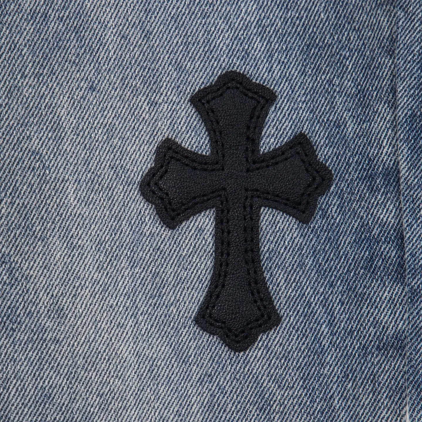 P270 Chrome Hearts Gallery 2025 new limited edition black large cross flared jeans are a hot item this season and are sought after by countless celebrities and fashionistas. The neat details of the cutting process add color to the playful fashion! The neat and meticulous design, and the well-fitting structure is unique. The upper body not only has outstanding recognition, but also looks younger and younger. A style with the ultimate wearing meaning and performance, gorgeous color matching, and the craftsmanship of this style is also extremely extraordinary. After the finished product is washed, it is disassembled and hand-made with sheepskin cross leather and then spliced ​​together to complete. The whole piece has too many craftsmanship to describe. It is decorated with patchwork cross flowers and high-waisted washed jeans! ! Absolutely high-end luxury product, a god-level single product, a super popular product, made by top heavy industry, a magic weapon that cannot be missed to hit the streets. Style number: 1845 Size: 28 30 32 34 36 Color: blue
